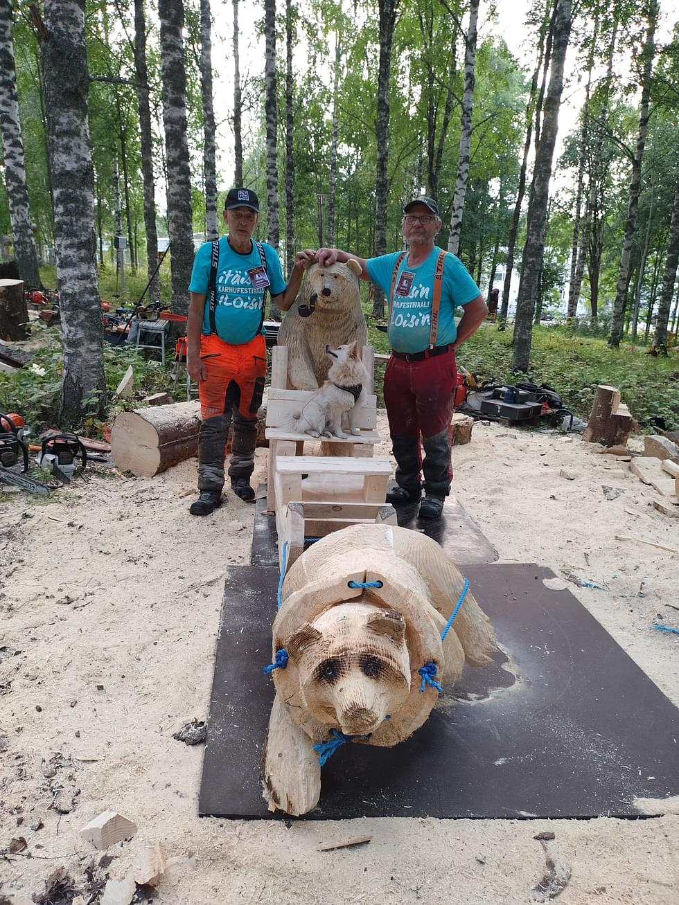 Markku Tuominen ja Leo Laakko. (Kuvassa keskellä oleva koira, Kissi, ei kuulu pysyvänä osasena teokseen, vaan hänkin on palannut jo Nurmijärvelle.)